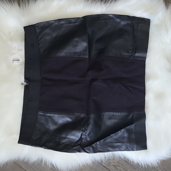 NWT guess mini Black skirt - Picture 4 of 12